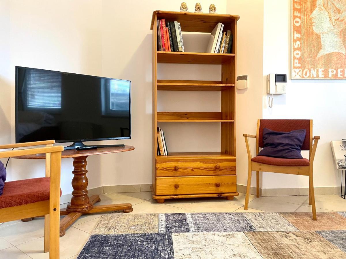Booklovers Apartment Close To Center Братислава Екстер'єр фото