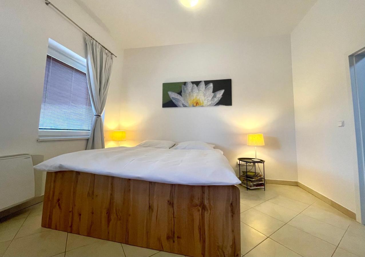 Booklovers Apartment Close To Center Братислава Екстер'єр фото